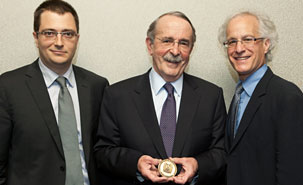 Jean-Louis Baudouin, au centre, a reçu la médaille de la Faculté de droit. Il est entouré de Benoît Moore, à gauche sur la photo, et du doyen Gilles Trudeau. (Photo: Association du Barreau canadien, Division Québec)